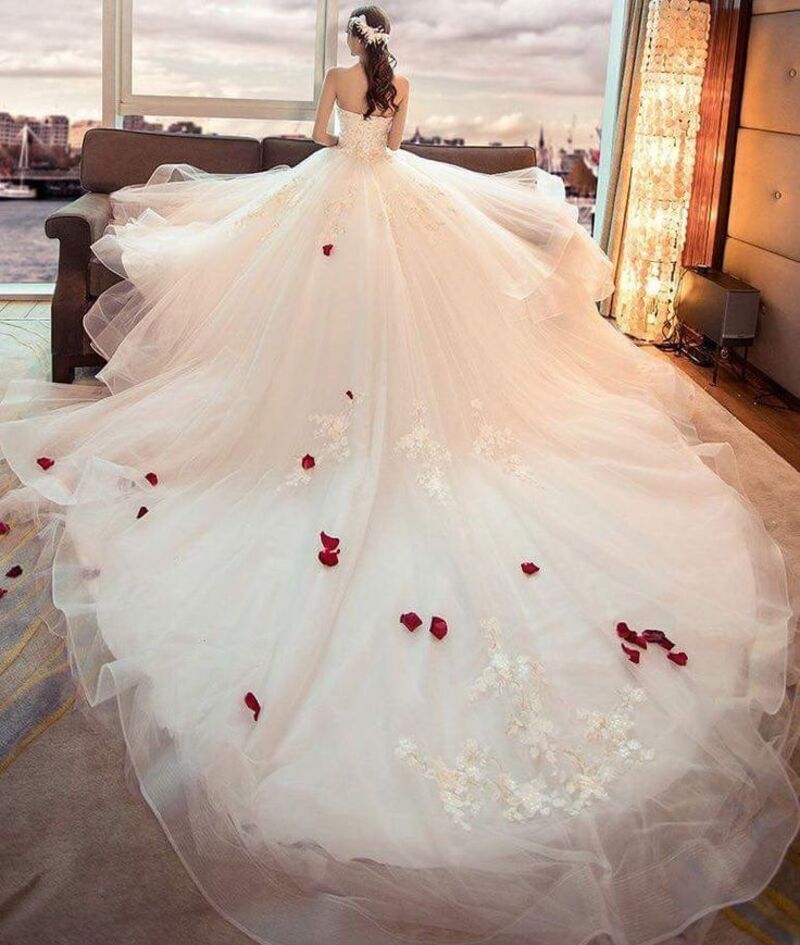 Chụp ảnh cưới nên mặc váy gì