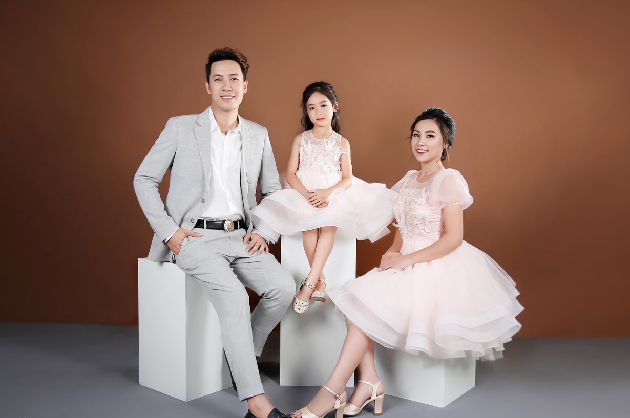 Các thành viên trong gia đình đều vui vẻ khi chụp ảnh