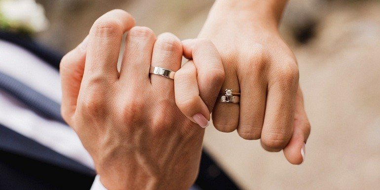 nhẫn cưới đeo tay nào