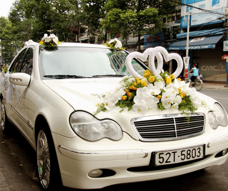 trang trí xe hoa màu trắng