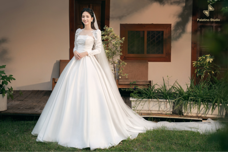 Váy cưới tay dài kết pha lê full cổ tùng kim tuyến lưới mịn - VC03 -  NiNiStore 2024