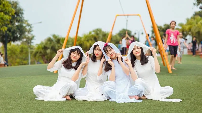 Cách tạo dáng chụp ảnh áo dài nhóm khi ngồi (Nguồn: tham khảo)