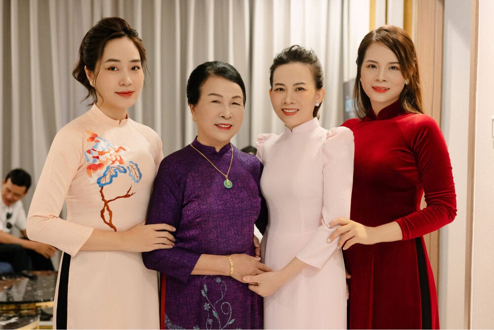 Cách tạo dáng chụp ảnh áo dài gia đình (Nguồn: tham khảo)