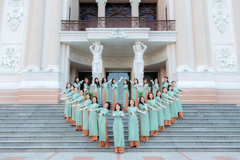 Cách tạo dáng chụp ảnh áo dài nhóm dáng ở bậc thang (Nguồn: tham khảo)