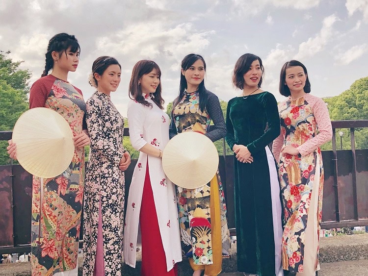 Cách tạo dáng chụp ảnh áo dài nhóm với phụ kiện (Nguồn: tham khảo)