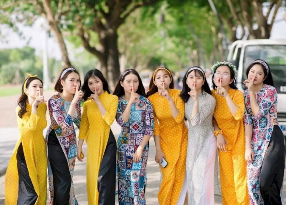 Cách tạo dáng chụp ảnh áo dài nhóm nhí nhảnh (Nguồn: tham khảo)