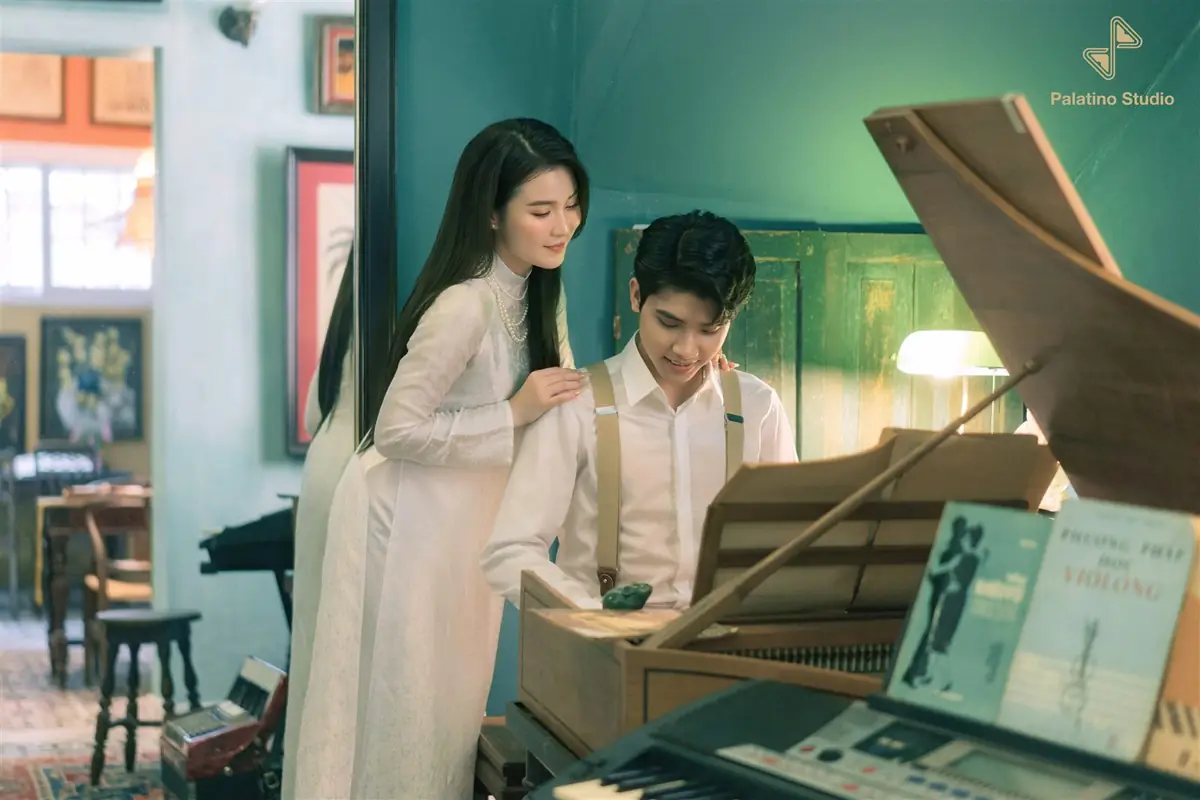 Chú rể chơi đàn piano bên cô dâu áo dài – chọn thời điểm cưới năm 2027