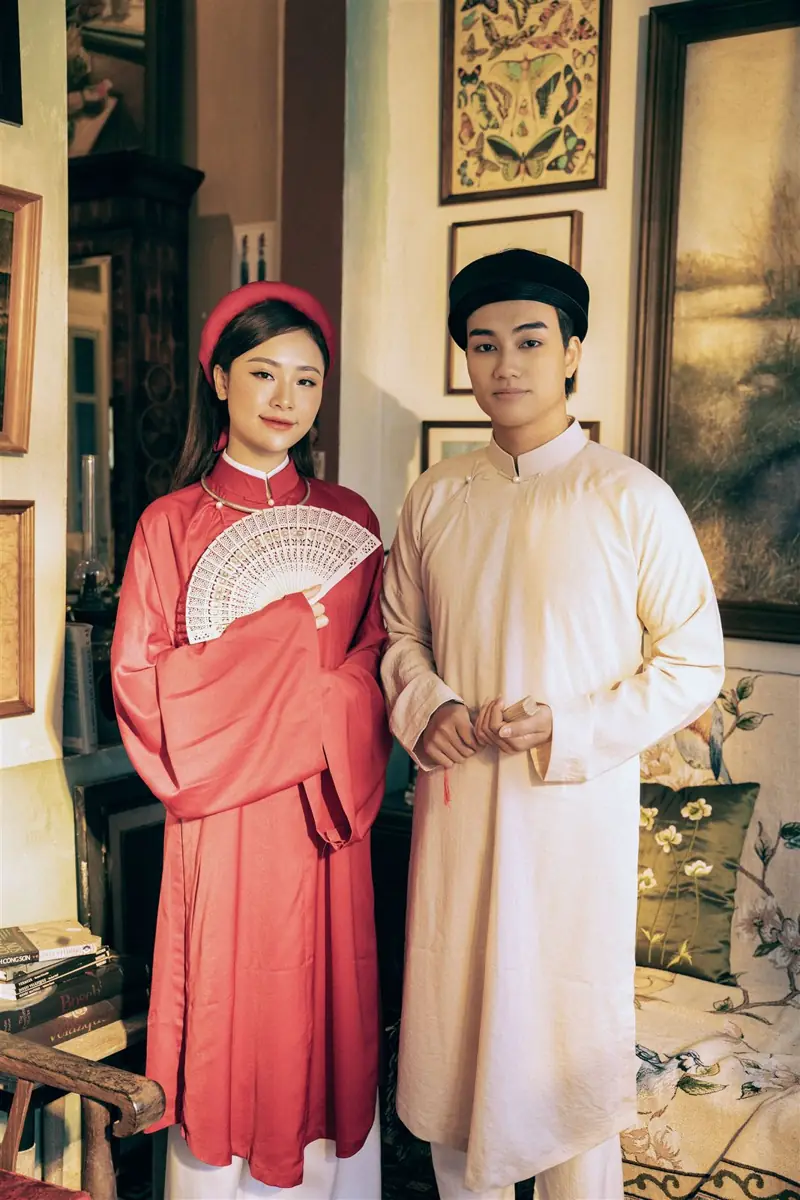 Cô dâu chú rể mặc áo dài truyền thống trong không gian nhà cổ – quan niệm tuổi kim lâu