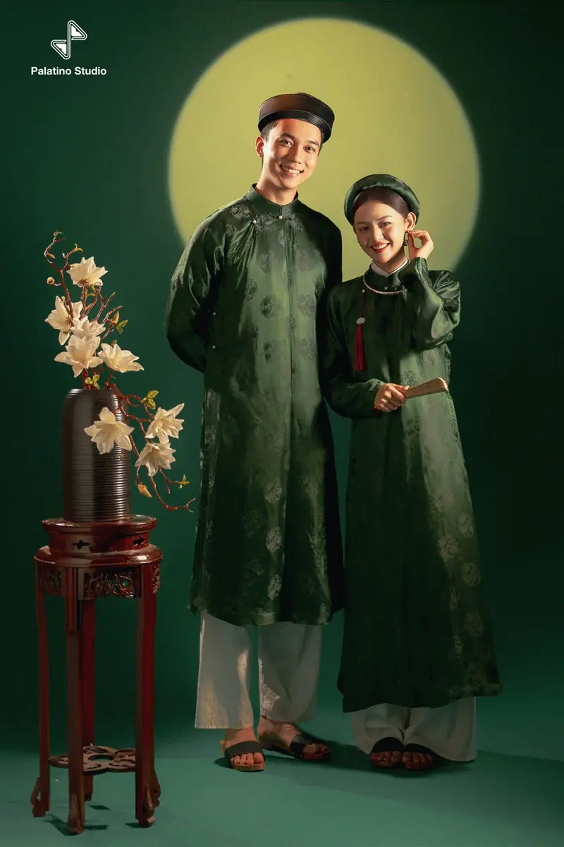 Cặp đôi áo dài gấm xanh – cách tính tuổi kim lâu theo tuổi mụ