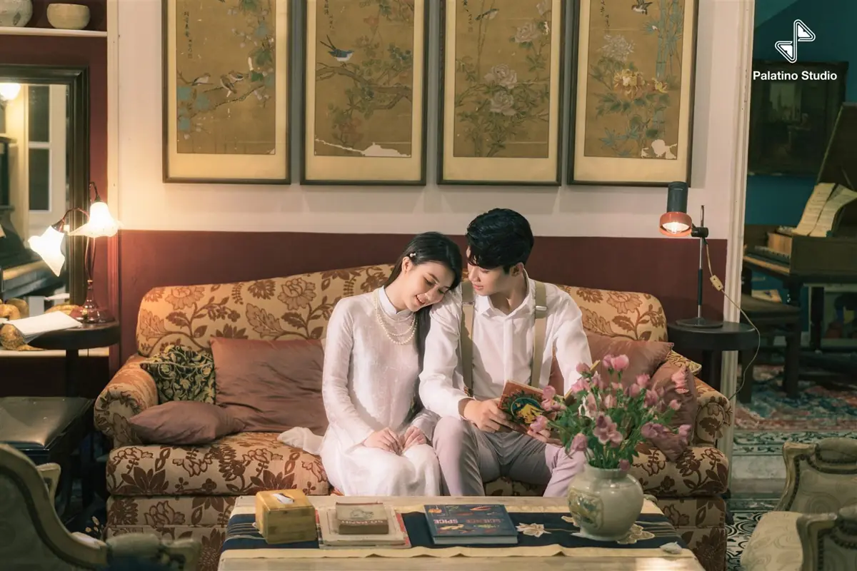 Cô dâu chú rể trong phòng khách nhà cổ – chuẩn bị đám cưới khi phạm kim lâu